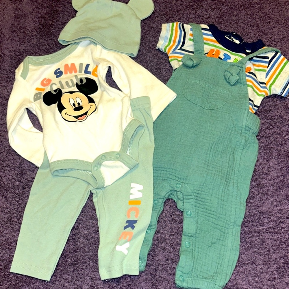 bundle Baby boy 5 outfits size 0-3 months